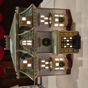 Department 56 Maple Ridge Inn 1988 Retired Ceramic Light-Up House